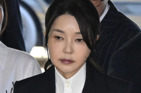 김건희 여사가 구속영장 심사에 출석했다. 사진은 자본시장과 금융투자업에 관한 법률 위반, 정치자금법 위반, 특정범죄 가중처벌 등에 관한 법률 위반(알선수재) 등의 혐의를 받는 윤석열 전 대통령 부인 김건희 여사가 12일 오전 서울 서초구 서울중앙지법에서 열린 구속 전 피의자 심문(영장실질심사)에 출석하고 있는 모습. /사진=뉴시스(공동취재단)