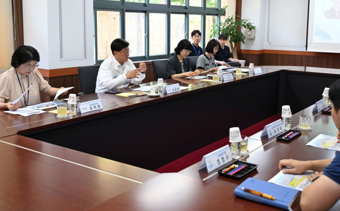 정종복 기장군수(왼쪽 두 번째)가 폴리텍대학 동부산캠퍼스 관계자들과 중장년층 일자리 창출을 위한 업무협의를 하고 있다./사진=기장군