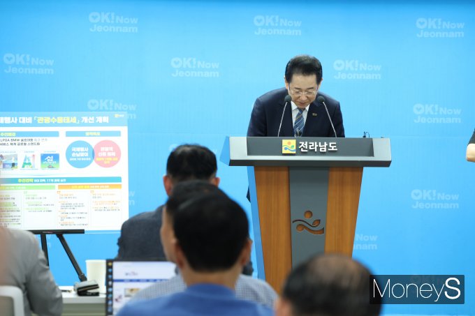 '관광도시' 전남 여수의 유명 식당과 호텔에서 잇따라 불친절·위생 논란이 발생한 것과 관련해 12일 김영록 전남도지사 '관광서비스 대전환' 대도민 담화문을 발표하며 고개를 숙이고 있다./홍기철기자