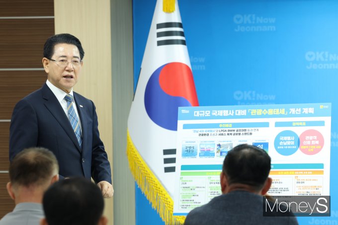 김영록 전남도지사가 12일 도청  브리핑룸에서 음식점 및 숙박업소의 위생관리 대폭강화 등 강도높은 3대 개선책을 발표하고 있다./홍기철기자