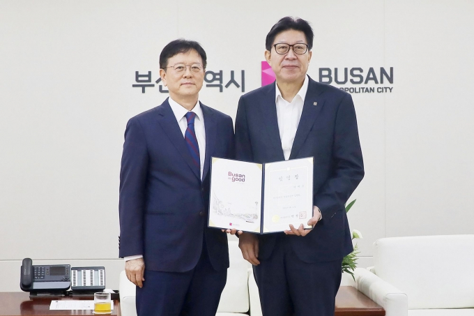 박형준 부산시장(오른쪽)이 이세용 신임 부산의료원장에게 임명장을 수여하고 기념촬영을 하고 있다./사진=부산시