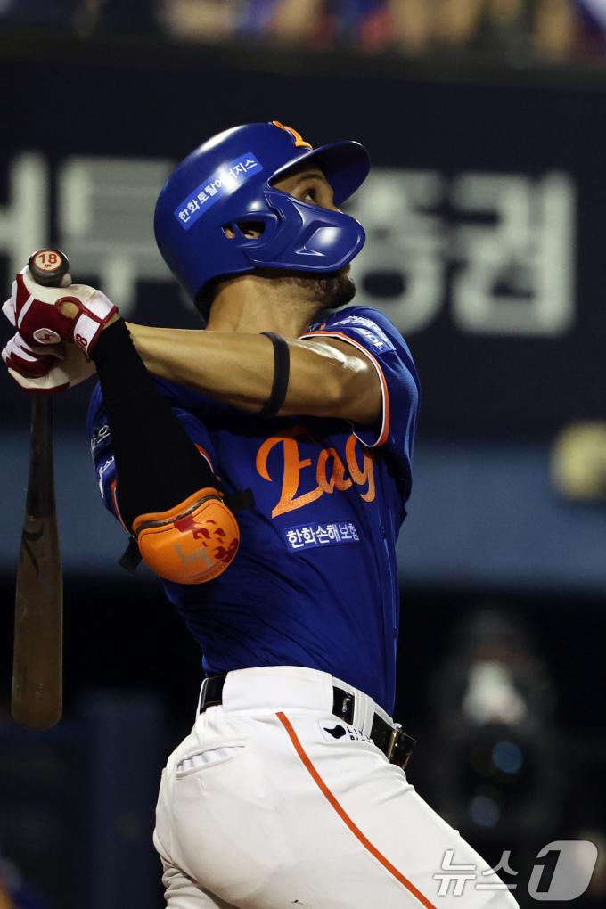 10일 오후 서울 송파구 잠실야구장에서 열린 프로야구 '2025 신한 SOL뱅크 KBO 리그' 한화 이글스와 LG 트윈스의 경기 9회초 1사 3루 상황에서 한화 리베라토가 희생플라이를 치고 있다. 2025.8.10/뉴스1 ⓒ News1 황기선 기자