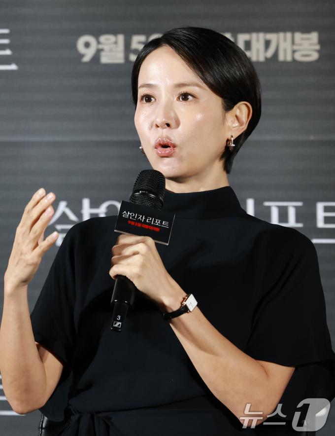 배우 조여정이 12일 서울 용산구 CGV용산아이파크몰에서 열린 영화 '살인자 리포트(감독 조영준)' 제작보고회에 참석해 인사말을 하고 있다. '살인자 리포트'는 특종에 목마른 베테랑 기자 선주(조여정 분)에게 정신과 의사 영훈(정성일 분)이 연쇄살인을 고백하는 인터뷰를 요청하면서 벌어지는 이야기를 담은 작품이다. 2025.8.12/뉴스1 ⓒ News1 권현진 기자