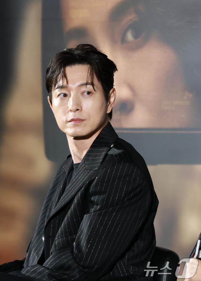 배우 정성일이 12일 서울 용산구 CGV용산아이파크몰에서 열린 영화 '살인자 리포트(감독 조영준)' 제작보고회에 참석해 생각에 잠겨 있다. '살인자 리포트'는 특종에 목마른 베테랑 기자 선주(조여정 분)에게 정신과 의사 영훈(정성일 분)이 연쇄살인을 고백하는 인터뷰를 요청하면서 벌어지는 이야기를 담은 작품이다. 2025.8.12/뉴스1 ⓒ News1 권현진 기자