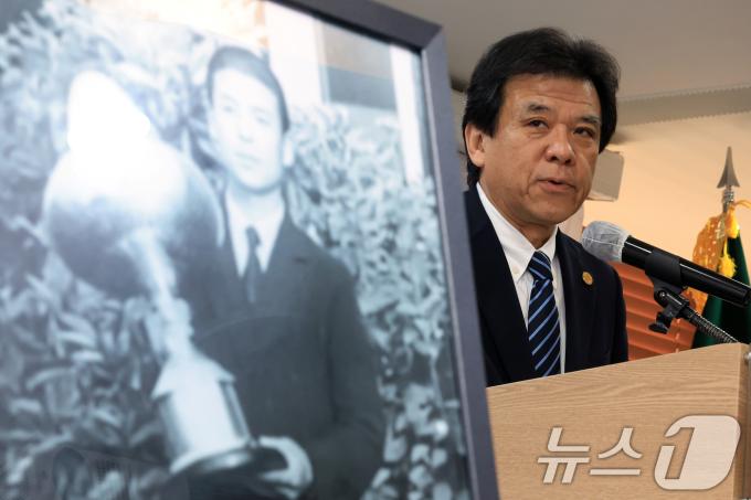 야마나카 히로시 일본골프협회(JGA) 최고 운영 책임자가 12일 오전 서울 중구 태평로 한국프레스센터 서울클럽홀에서 열린 대한민국 1호 프로골프 선수 고 연덕춘 고문 일본오픈 트로피 복원 기념식에서 축사를 하고 있다. 2025.8.12/뉴스1 ⓒ News1 박정호 기자