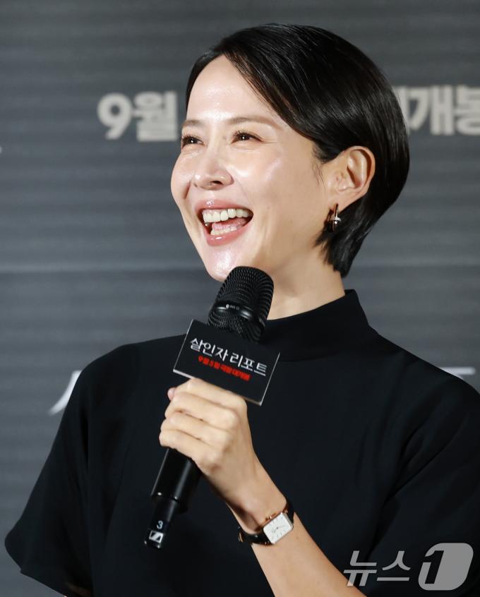 배우 조여정이 12일 서울 용산구 CGV용산아이파크몰에서 열린 영화 '살인자 리포트(감독 조영준)' 제작보고회에 참석해 인사말을 하고 있다. '살인자 리포트'는 특종에 목마른 베테랑 기자 선주(조여정 분)에게 정신과 의사 영훈(정성일 분)이 연쇄살인을 고백하는 인터뷰를 요청하면서 벌어지는 이야기를 담은 작품이다. 2025.8.12/뉴스1 ⓒ News1 권현진 기자