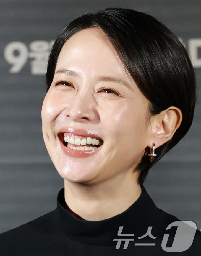 배우 조여정이 12일 서울 용산구 CGV용산아이파크몰에서 열린 영화 '살인자 리포트(감독 조영준)' 제작보고회에 참석해 미소를 짓고 있다. '살인자 리포트'는 특종에 목마른 베테랑 기자 선주(조여정 분)에게 정신과 의사 영훈(정성일 분)이 연쇄살인을 고백하는 인터뷰를 요청하면서 벌어지는 이야기를 담은 작품이다. 2025.8.12/뉴스1 ⓒ News1 권현진 기자