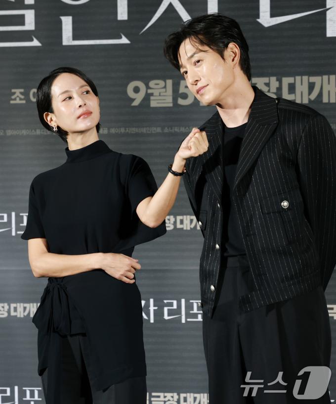 배우 조여정과 정성일(오른쪽)이 12일 서울 용산구 CGV용산아이파크몰에서 열린 영화 '살인자 리포트‘(감독 조영준) 제작보고회에 참석해 포즈를 취하고 있다. '살인자 리포트'는 특종에 목마른 베테랑 기자 선주(조여정 분)에게 정신과 의사 영훈(정성일 분)이 연쇄살인을 고백하는 인터뷰를 요청하면서 벌어지는 이야기를 담은 작품이다. ⓒ News1 권현진 기자