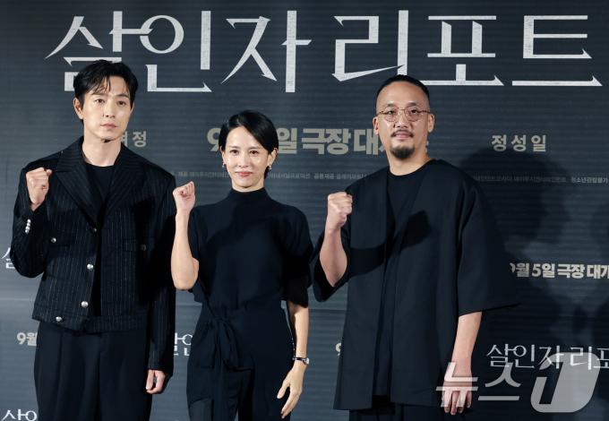 배우 정성일(왼쪽부터)과 조여정, 조영준 감독이 12일 서울 용산구 CGV용산아이파크몰에서 열린 영화 '살인자 리포트‘ 제작보고회에 참석해 포즈를 취하고 있다. '살인자 리포트'는 특종에 목마른 베테랑 기자 선주(조여정 분)에게 정신과 의사 영훈(정성일 분)이 연쇄살인을 고백하는 인터뷰를 요청하면서 벌어지는 이야기를 담은 작품이다. 2025.8.12/뉴스1 ⓒ News1 권현진 기자