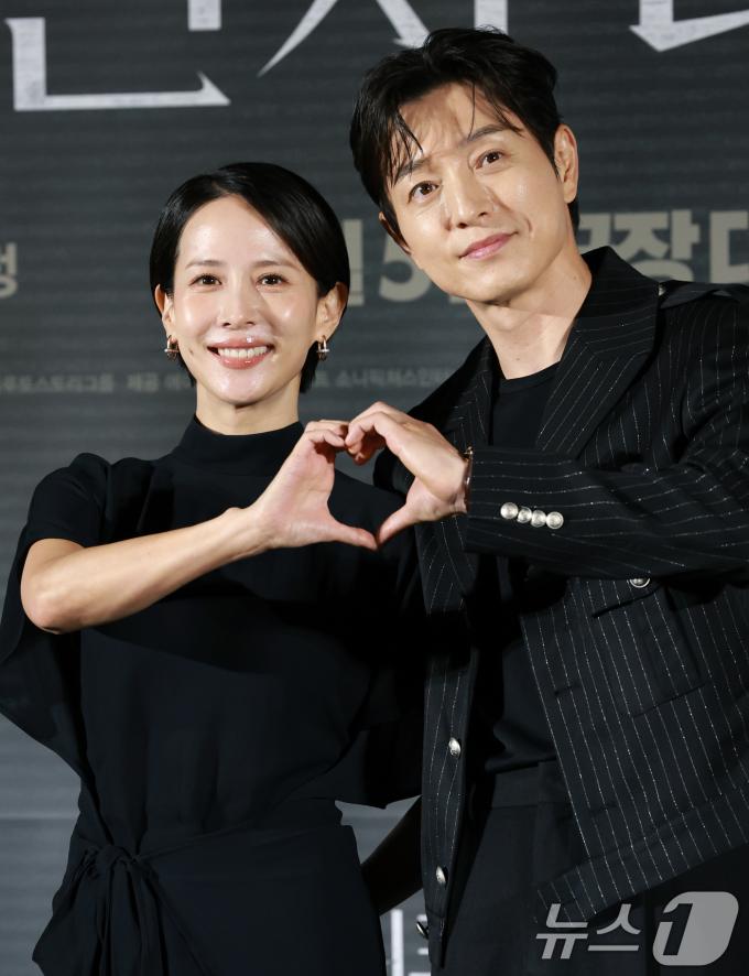 배우 조여정과 정성일(오른쪽)이 12일 서울 용산구 CGV용산아이파크몰에서 열린 영화 '살인자 리포트‘(감독 조영준) 제작보고회에 참석해 포즈를 취하고 있다. '살인자 리포트'는 특종에 목마른 베테랑 기자 선주(조여정 분)에게 정신과 의사 영훈(정성일 분)이 연쇄살인을 고백하는 인터뷰를 요청하면서 벌어지는 이야기를 담은 작품이다. 2025.8.12/뉴스1 ⓒ News1 권현진 기자