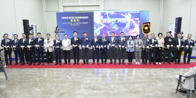  최영일 순창군수와 강호동 농협중앙회장, 관계자 등이 11일 순창군 구림면에서개최된  임산물 산지종합유통센터 준공식에서 테이프 커팅을 하고 있다./사진=순창군