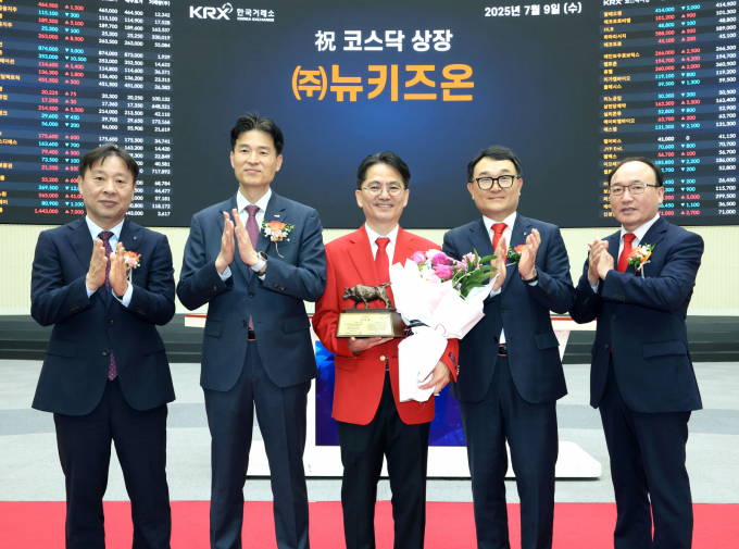  지난달부터 수요예측에서 락업(의무보유 확약) 30%를 확보하도록 한 제도가 도입되면서 중소형주 눈길이 스팩(SPAC)으로 향하고 있다. 사진은 지난달 KB 제28호 스팩과 합병한 뉴키즈온 상장 기념식./사진=한국거래소