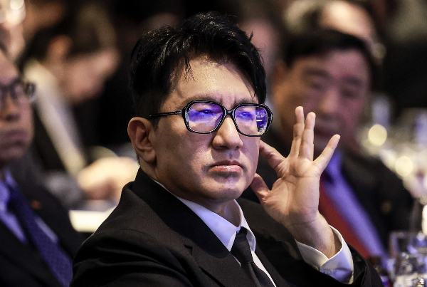 하이브 방시혁 의장이 귀국한 것으로 알려진 가운데 방 의장의 사기적 부겅저래 의혹 경찰 수사에 속도가 붙을 전망이다. 사진은 방시혁 하이브 의장이 서울 영등포구 FKI타워에서 열린 한국경제인협회 제64회 정기총회에 참석한 모습. /사진=뉴시스