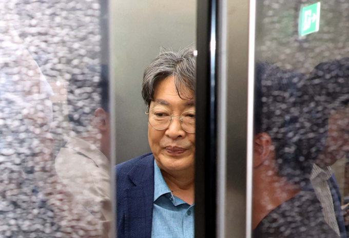 이춘석 무소속 의원의 주식 차명거래 의혹을 수사중인 경찰이 지난 11일 보좌관 차모씨 등을 소환해 6시간 가량 조사했다. 사진은 지난 5일 차명 계좌 주식 거래 의혹을 받고 있는 이춘석 국회 법제사법위원장이 서울 여의도 국회에서 취재진의 질문을 피해 엘리베이터로 이동하고 있는 모습. /사진=뉴시스