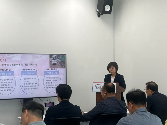  박은숙 포천시 보건소장이 12일 열린 시정 정례브리핑에서 시민 건강과 안전을 위한 보건소 기능 전면 개편을 비롯한 감염병·응급의료·건강증진을 아우르는 종합 보건정책 추진 계획을 밝히고 있다. /사진제공=포천시
