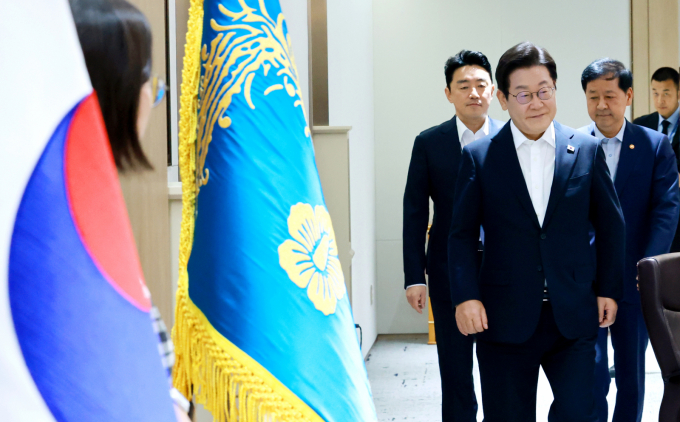  이재명 대통령이 11일 서울 용산 대통령실 청사에서 열린 임시 국무회의에 입장하고 있다./사진=대통령실통신사진기자단 