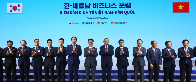 김민석 국무총리(왼쪽에서 7번째), 최태원 대한상의 회장(왼쪽에서 6번째), 또 럼 베트남 당서기장(왼쪽에서 8번째)이 주요 참석자들과 기념촬영을 하고 있다. /사진=대한상공회의소
