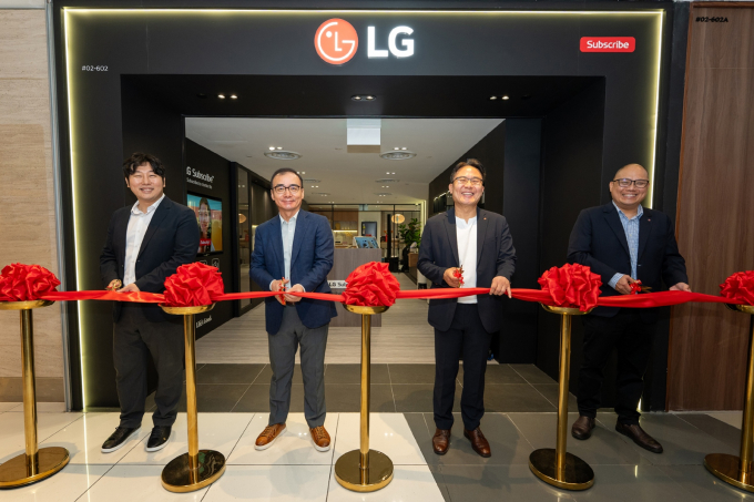 LG전자 관계자들이 싱가포르 구독 전용 브랜드샵 오픈을 기념하고 있다. / 사진=LG전자