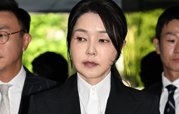 김건희씨가 영장실질심사에서 자신의 혐의에 대해 전면 부인했다. 사진은 윤석열 전 대통령 부인 김건희씨가 12일 오전 서울 서초구 서울중앙지법에서 열린 구속 전 피의자 심문(영장실질심사)에 출석하는 모습. /사진=뉴시스