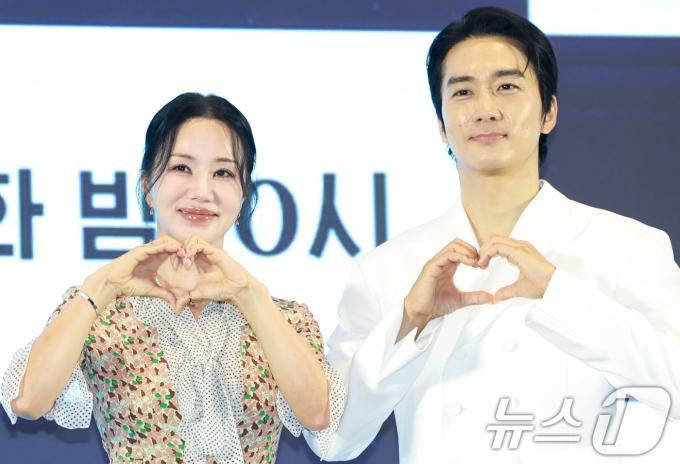 배우 엄정화와 송승헌(오른쪽)이 12일 오후 서울 구로구 경인로 신도림 디큐브시티 더 세인트에서 열린 지니 TV 오리지널 '금쪽같은 내 스타'(극본 박지하/ 연출 최영훈)의 제작발표회에 참석해 포즈를 취하고 있다. '금쪽같은 내 스타'는 대한민국 최고의 톱스타가 하루아침에 평범한 중년 여성이 된 후 펼쳐지는 눈물 콧물 휘날리는 세월 순삭 로맨틱 코미디다. '미쓰 와이프' 이후 10년 만에 재회한 엄정화, 송승헌이 완성할 로맨틱 코미디에 이목이 집중되고 있다. 2025.8.12/뉴스1 ⓒ News1 권현진 기자