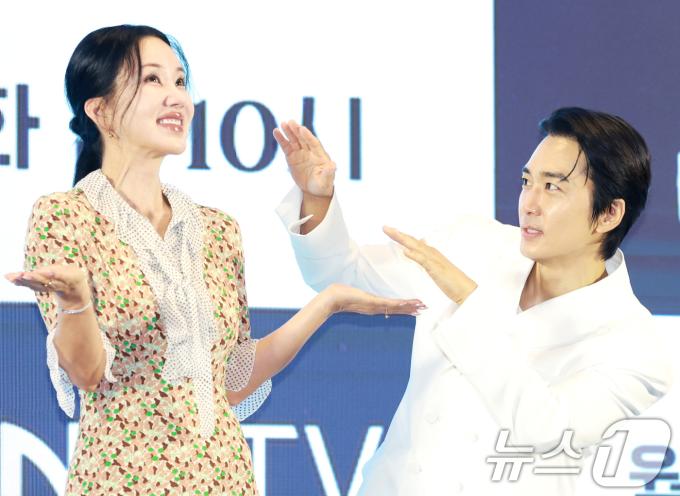 배우 엄정화와 송승헌(오른쪽)이 12일 오후 서울 구로구 경인로 신도림 디큐브시티 더 세인트에서 열린 지니 TV 오리지널 '금쪽같은 내 스타'(극본 박지하/ 연출 최영훈)의 제작발표회에 참석해 포즈를 취하고 있다. '금쪽같은 내 스타'는 대한민국 최고의 톱스타가 하루아침에 평범한 중년 여성이 된 후 펼쳐지는 눈물 콧물 휘날리는 세월 순삭 로맨틱 코미디다. '미쓰 와이프' 이후 10년 만에 재회한 엄정화, 송승헌이 완성할 로맨틱 코미디에 이목이 집중되고 있다. 2025.8.12/뉴스1 ⓒ News1 권현진 기자