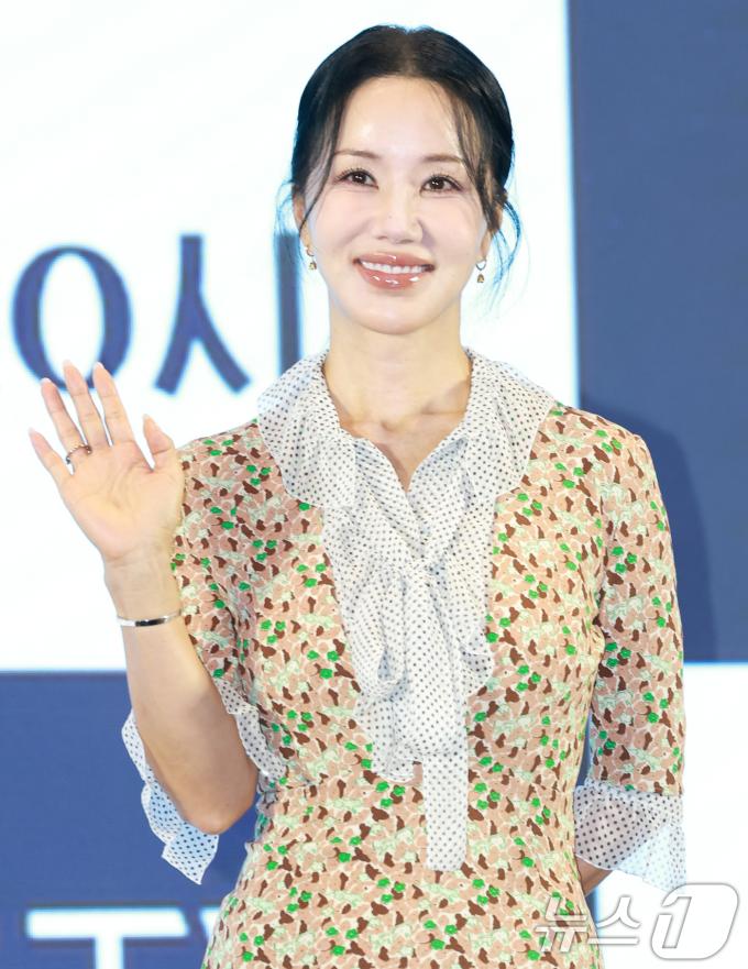 배우 엄정화가 12일 오후 서울 구로구 경인로 신도림 디큐브시티 더 세인트에서 열린 지니 TV 오리지널 '금쪽같은 내 스타'(극본 박지하/ 연출 최영훈)의 제작발표회에 참석해 포즈를 취하고 있다. '금쪽같은 내 스타'는 대한민국 최고의 톱스타가 하루아침에 평범한 중년 여성이 된 후 펼쳐지는 눈물 콧물 휘날리는 세월 순삭 로맨틱 코미디다. '미쓰 와이프' 이후 10년 만에 재회한 엄정화, 송승헌이 완성할 로맨틱 코미디에 이목이 집중되고 있다. 2025.8.12/뉴스1 ⓒ News1 권현진 기자