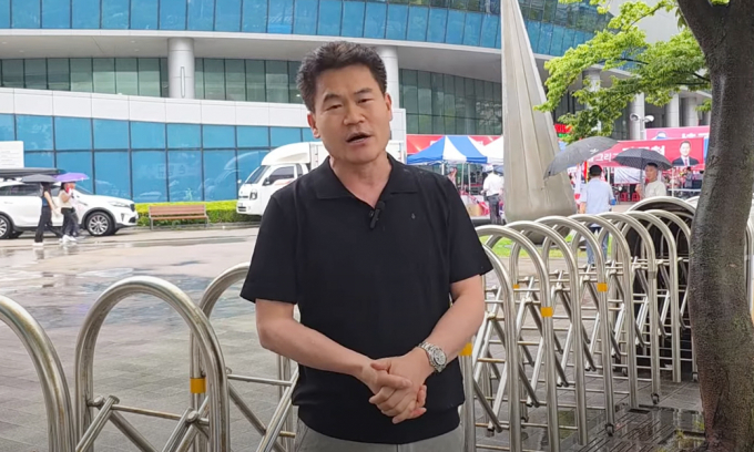 유튜버 전한길씨가 12일 "평당원으로서 지도부 결정에 대승적으로 수용하겠다"고 입장을 전했다. 사진은 유튜버 전한길씨가 부산·울산·경남 합동연설회가 열리는 부산 해운대구 벡스코 인근에서 입장을 발표하는 모습. /사진=유튜브 채널 전한길뉴스 캡처