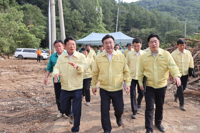 서태원 가평군수(앞줄 왼쪽)와 윤호중 행정안전부 장관(가운데)가 피해 현장을 둘러보고 있다. /사진제공=가평군
