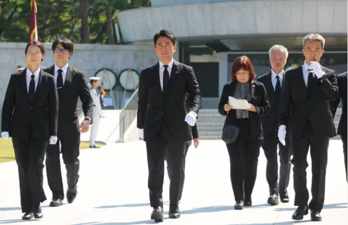 고이즈미 신지로 일본 농림수산상이 지난 10일 국립서울현충원을 방문해 참배했다. 사진은 지난 10일 현충원을 방문해 참배한 고이즈미 농림수산상(가운데)의 모습. /사진=산케이신문 홈페이지 캡처