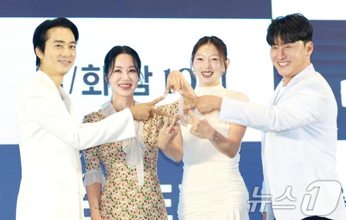 배우 송승헌(왼쪽부터)과 엄정화, 이엘, 오대환이 12일 오후 서울 구로구 경인로 신도림 디큐브시티 더 세인트에서 열린 지니 TV 오리지널 '금쪽같은 내 스타'(극본 박지하/ 연출 최영훈)의 제작발표회에 참석해 포즈를 취하고 있다. '금쪽같은 내 스타'는 대한민국 최고의 톱스타가 하루아침에 평범한 중년 여성이 된 후 펼쳐지는 눈물 콧물 휘날리는 세월 순삭 로맨틱 코미디다. '미쓰 와이프' 이후 10년 만에 재회한 엄정화, 송승헌이 완성할 로맨틱 코미디에 이목이 집중되고 있다. 2025.8.12/뉴스1 ⓒ News1 권현진 기자