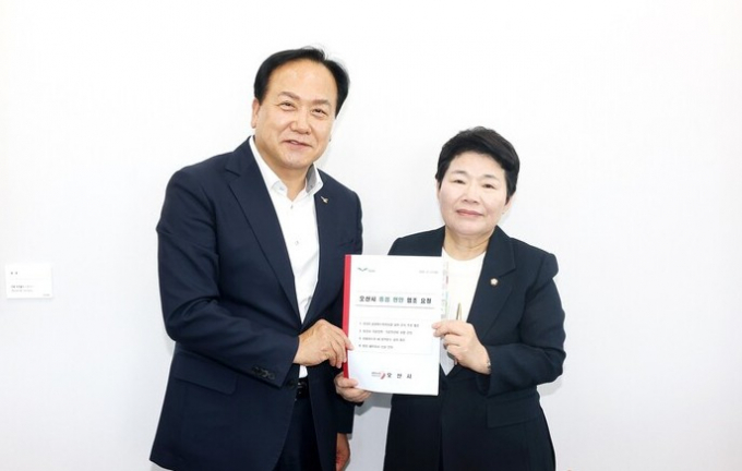  이권재 오산시장(왼쪽)이 12일 오후 국회 본청에서 국민의힘 소속 임이자 국회 기획재정위원장(경북 상주·문경)을 만나 재난안전 대응, 주요 현안사업 관련 국비 예산 반영을 건의하는 건의서를 들고 사진촬영을 하고 있다. /사진제공=오산시