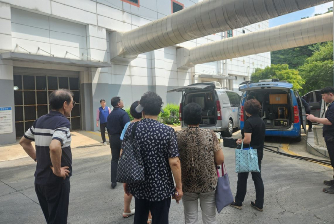 의정부시 자원회수시설 인근 지역 주민들이 다이옥신 측정을 참관하고 있다./사진제공=의정부시
