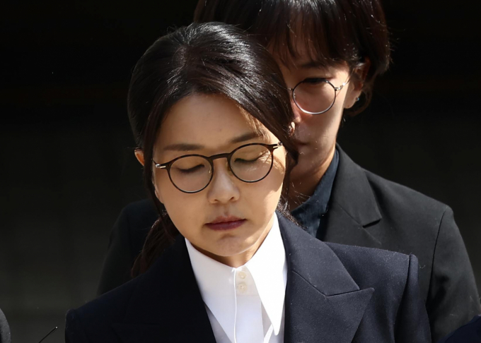 김건희 여사가 남부구치소로 이동해 구속 심사 결과를 기다린다. 사진은 12일 서울 서초구 서울중앙지법에서 열린 구속 전 피의자 심문(영장실질심사)를 마친 김건희 여사가 법원을 나서는 모습. /사진=뉴시스(사진공동취재단)