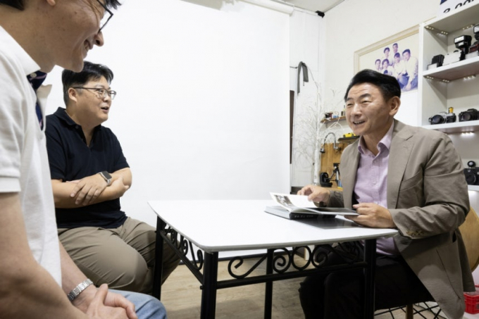 지난 11일 복원왕 유튜버 김성진·장재득 대표와 대화를 나누고 있는 김동근 의정부시장(오른쪽). /사진제공=의정부시