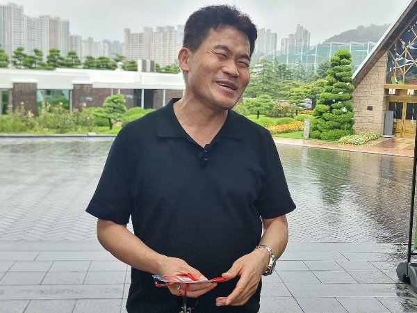한국사 강사 출신 전한길씨가 윤석열 전 대통령이 무죄라고 주장했다. 사진은 한국사 강사 출신 전한길씨가 12일 오후 부산 남구 유엔기념공원에서 유튜브 라이브 방송을 진행하는 모습. /사진=뉴스1