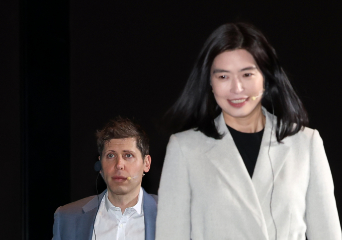 정신아 카카오 대표와 신종환 최고재무책임자(CFO)가 책임 경영 의지의 일환으로 각각 약 1억원, 5000만원 규모의 자사 주식을 매입했다.사진은 정신아 카카오 대표와 챗GPT 개발사 오픈AI의 샘 올트먼 최고경영자(CEO)가 서울 중구 플라자호텔에서 열린 전략적 제휴 체결 공동 기자간담회에서 나란히 단상에 오르고 있는 모습. /사진=뉴스1