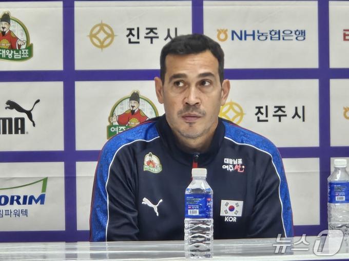 모랄레스 여자배구대표팀 감독 ⓒ News1 안영준 기자