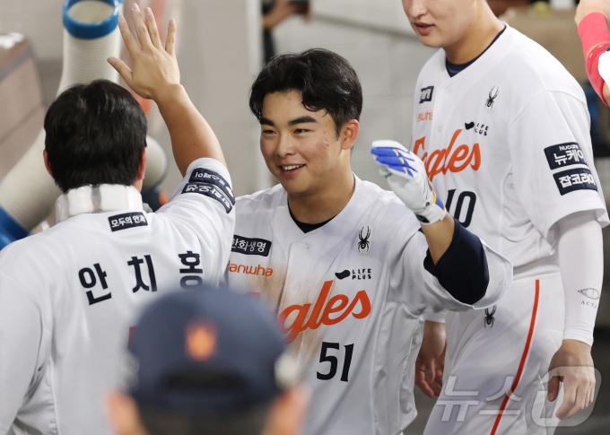 12일 대전 한화생명볼파크에서 열린 프로야구 '2025 신한 SOL 뱅크 KBO리그' 한화이글스 대 롯데자이언츠 경기에서 3회말 1사 1,3루 상황에서 한화 문현빈이 1타점 플라이로 타점을 올린뒤 더그아웃에서 기뻐하고 있다. 2025.8.12/뉴스1 ⓒ News1 김기남 기자