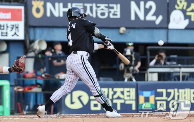 27일 서울 송파구 잠실야구장에서 열린 프로야구 '2025 신한 SOL뱅크 KBO 리그' LG 트윈스와 두산 베어스의 경기, 3회초 무사 3루 LG 신민재가 1타점 적시타를 날리고 있다. 2025.7.27/뉴스1 ⓒ News1 박지혜 기자