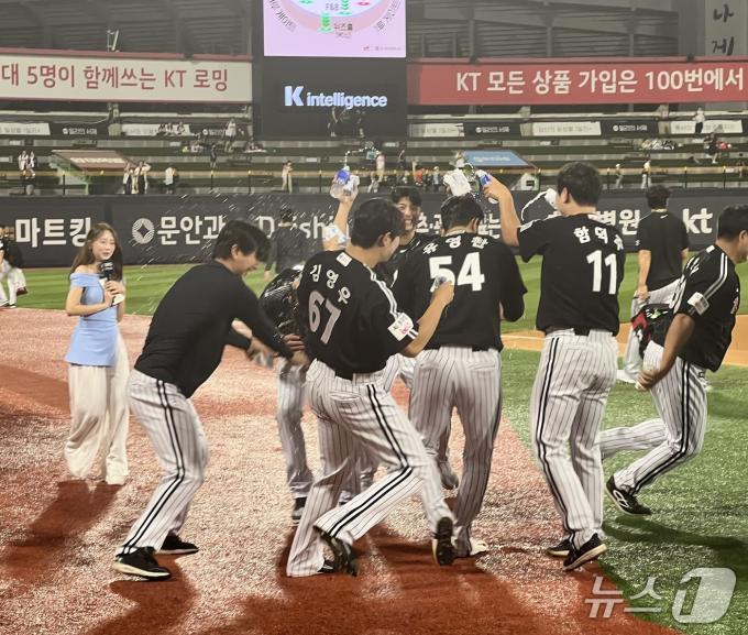 LG 트윈스 새 외국인 투수 앤더스 톨허스트가 12일 열린 KBO리그 수원 KT 위즈전에서 첫 승을 따낸 뒤 동료들로부터 축하를 받고 있다. 2025.8.12/뉴스1 ⓒ News1 이상철 기자
