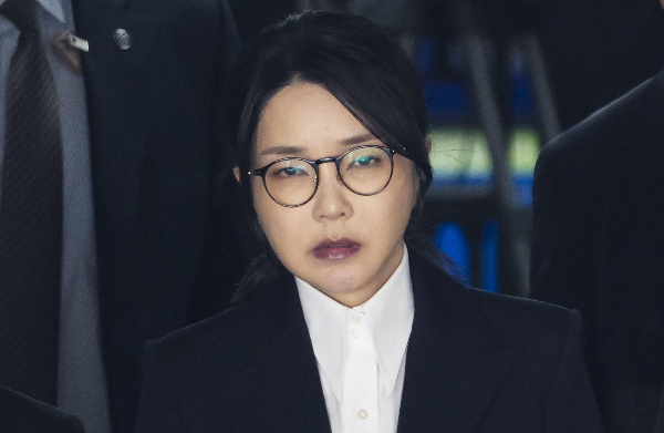김건희 여사가 구속됐다. 사진은 자본시장과 금융투자업에 관한 법률 위반, 정치자금법 위반, 특정범죄 가중처벌 등에 관한 법률 위반(알선수재) 등의 혐의를 받는 윤석열 전 대통령 부인 김건희 여사가 지난 12일 오후 서울 서초구 서울중앙지법에서 열린 구속 전 피의자 심문(영장실질심사)를 마친 뒤 법원을 나서고 있는 모습. /사진=뉴시스(공동취재단)