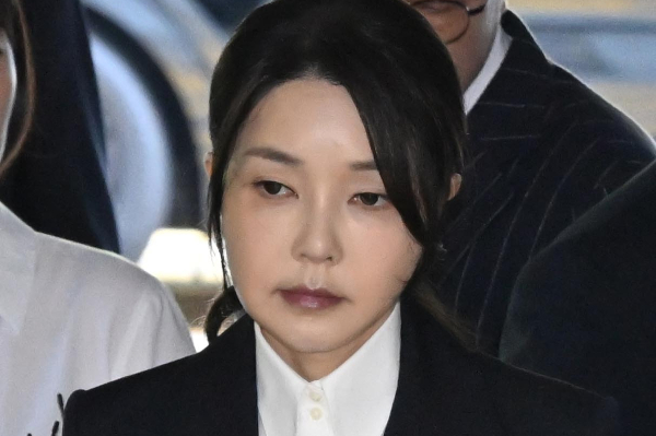 더불어민주당이 김건희 여사가 구속된 데 대해 "사필귀정"이라고 평가했다. 사진은 자본시장과 금융투자업에 관한 법률 위반, 정치자금법 위반, 특정범죄 가중처벌 등에 관한 법률 위반(알선수재) 등의 혐의를 받는 윤석열 전 대통령 부인 김건희 여사가 지난 12일 오전 서울 서초구 서울중앙지법에서 열린 구속 전 피의자 심문(영장실질심사)에 출석하고 있는 모습. /사진=뉴시스(공동취재단)