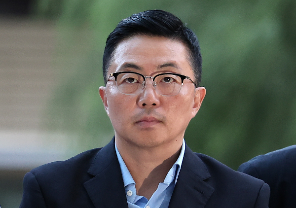이른바 '집사게이트'의 핵심 인물로 지목된 김건희 여사 일가의 집사 김예성씨가 귀국후 첫 특검팀 소환 조사를 받았다. 사진은 김건희 여사 일가의 '집사'로 알려진 김예성씨가 인천국제공항에서 체포돼 서울 종로구에 마련된 김건희 특검팀(특별검사 민중기) 사무실로 조사를 받기 위해 출석하는 모습. /사진=뉴스1