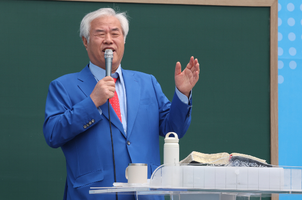 윤석열 전 대통령이 서울서부지법 난동 사태 하루 전날 전광훈 사랑제일교회 목사에게 SOS를 청헀다는 의혹이 제기됐다. 사진은 전광훈 사랑제일교회 목사가 서울 종로구 신문로 시의회 인근에서 열린 전국 주일 연합 예배에서 설교를 하는 모습. /사진=뉴시스