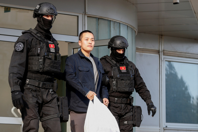 '테라·루나' 폭락 사태 주범 권도형 전 테라폼랩스 대표가 미국 법원에서 사기 혐의 2건 유죄를 시인했다. 이에 검찰은 권씨에 대해 12년 징역형을 구형했다. 사진은 지난해 3월23일 몬테네그로 포드고리차에서 호송된 권씨(가운데)의 모습. /사진=로이터