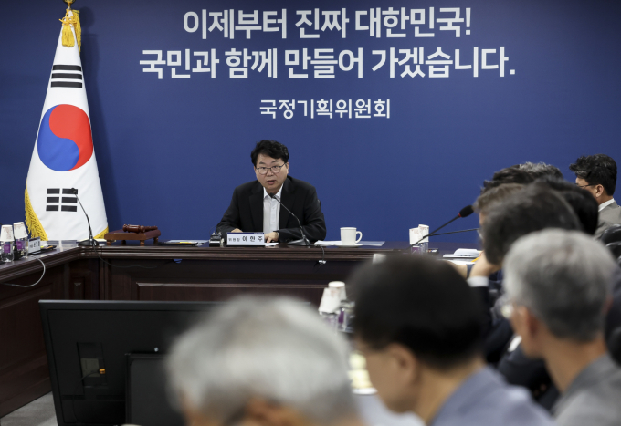 국정기획위원회가 13일 오후 서울 종로구 청와대 영빈관에서 국민보고대회를 개최하고 이재명 정부 5대 국정 목표, 23개 추진전략 등을 발표한다. 사진은 지난 6월30일 이한주 국정기획위원회 위원장이 서울 종로구 정부서울청사 별관 국정기획위원회에서 열린 전체회의에서 발언을 하고 있는 모습. /사진=뉴스1(공동취재) 