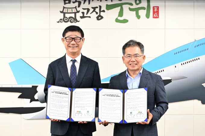 김진열 군위군수(오른쪽)이 용석원 낙동강생물자원관장(왼쪽)과 업무협약서를 들어보이고 있다./사진제공=대구 군위군