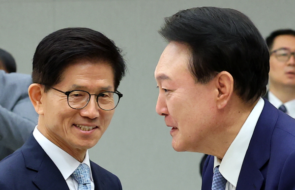 윤석열 전 대통령 부부가 헌정사 처음으로 동시 구속된 가운데 김문수 국민의힘 당대표 후보가 비판을 내놨다. 사진은 윤석열 전 대통령과 김문수 국민의힘 당대표가 인사를 나누는 모습. /사진=뉴시스