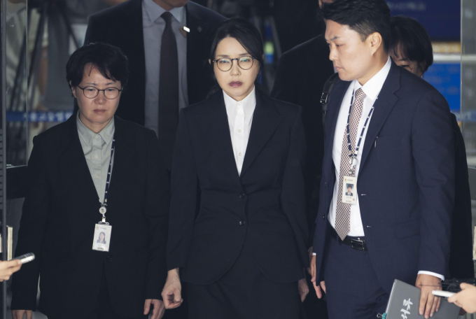 외신들이 주가 조작 및 자본시장법 위반 혐의 등과 관련해 법원으로부터 구속 영장을 발부받은 김건희 여사의 관련 소식을 신속히 보도했다. 사진은 지난 12일 자본시장과 금융투자업에 관한 법률 위반, 정치자금법 위반, 특정범죄 가중처벌 등에 관한 법률 위반(알선수재) 등의 혐의를 받는 윤석열 전 대통령 부인 김건희 여사가 서울 서초구 서울중앙지법에서 열린 구속 전 피의자 심문(영장실질심사)를 마친 뒤 법원을 나서고 있는 모습. /사진=뉴시스(사진공동취재단)