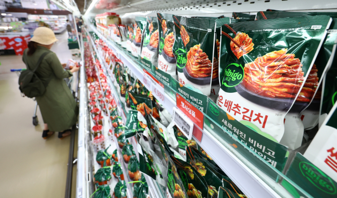 사진은 마트 매대에 진열된 CJ제일제당 비비고 김치. /뉴시스